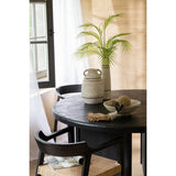 Table J-Line mise en scène avec objets de décoration, esthétique raffinée