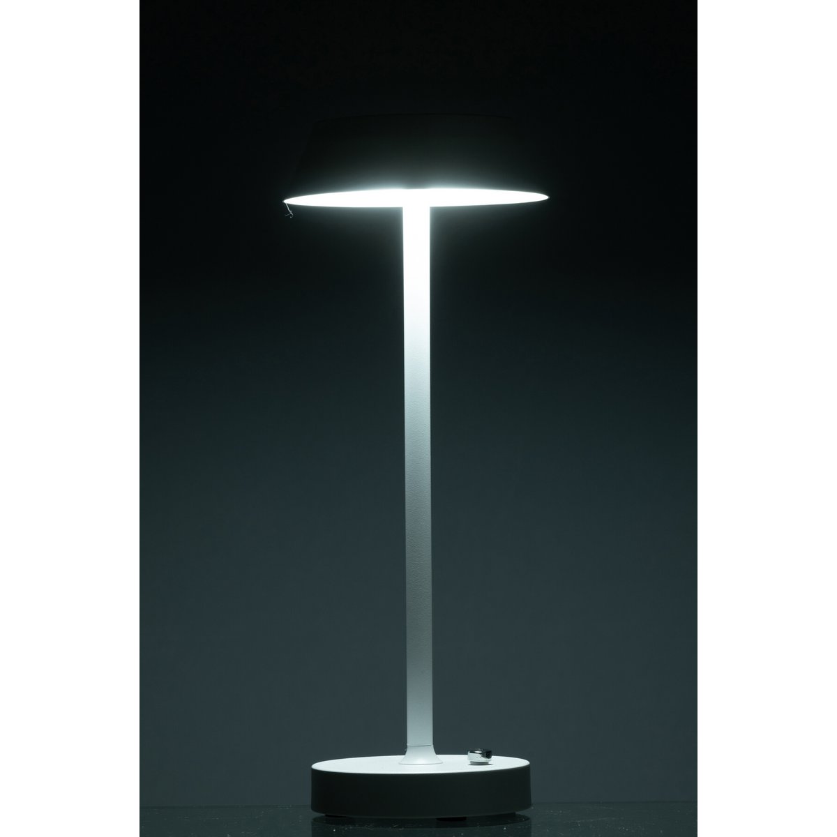 Détail du design moderne de la lampe J-Line Noé