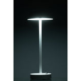 Détail du design moderne de la lampe J-Line Noé