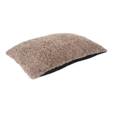 Coussin Tavira marron sur un canapé, ambiance cosy