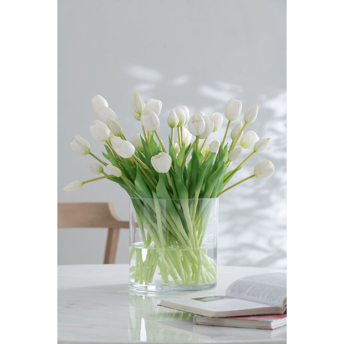 Bouquet de tulipes J-Line en plastique blanc, vue de face