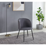 Fauteuil moderne dans un intérieur de salle à manger chic.