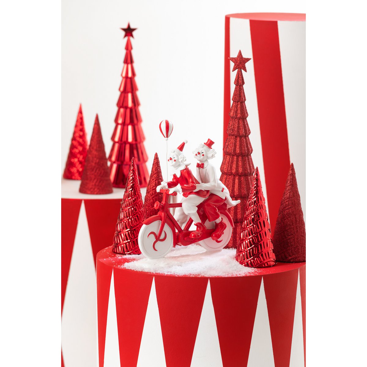 Figurine J-Line Clown Bicycle sur une étagère, ajoutant une touche décorative.