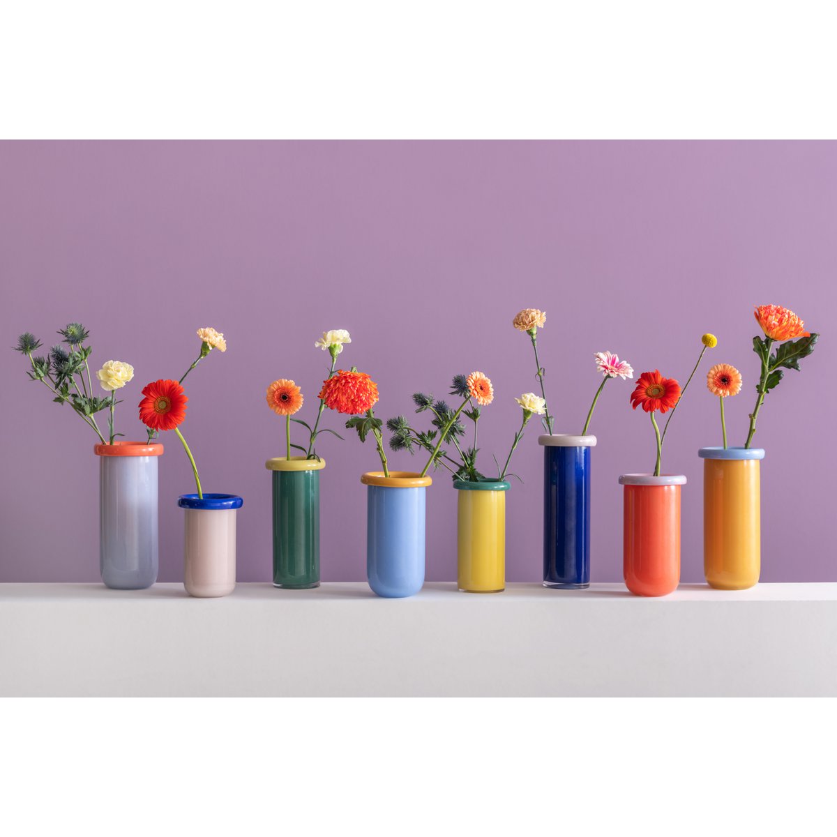 Vase Plié M en verre mauve, vue latérale montrant la largeur