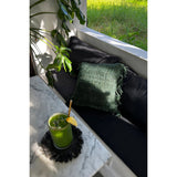 Housse de coussin Oh My Gee sur un canapé élégant