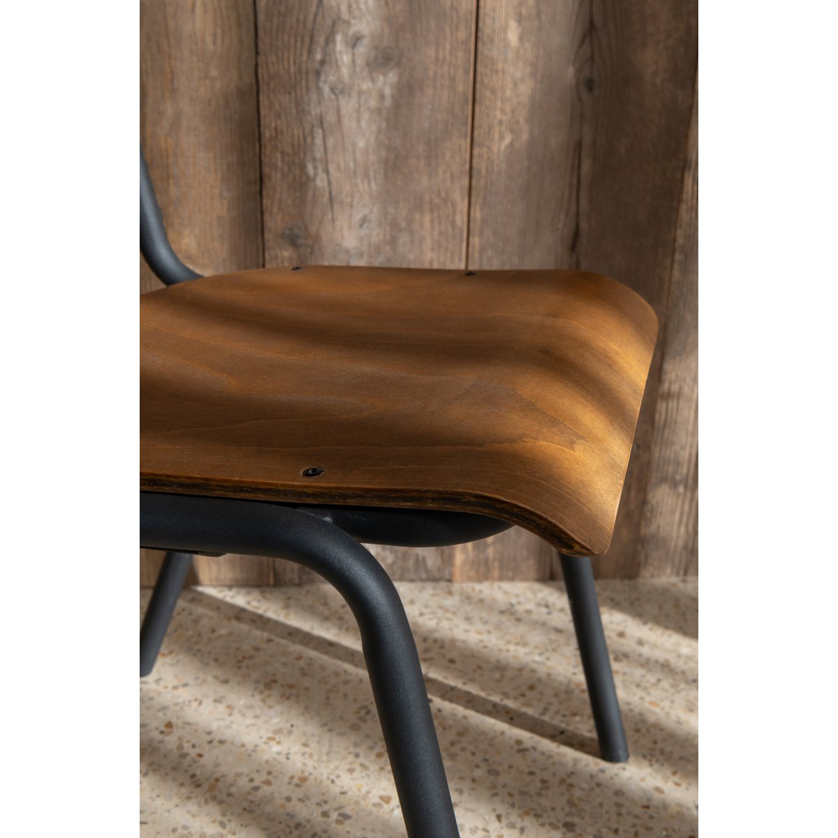 Chaise J-Line dans un cadre industriel