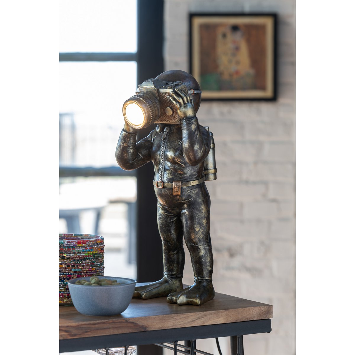 Lampe J-Line Diver sur une table de salon élégante