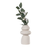 Vue de côté du vase beige en grès, segments arrondis