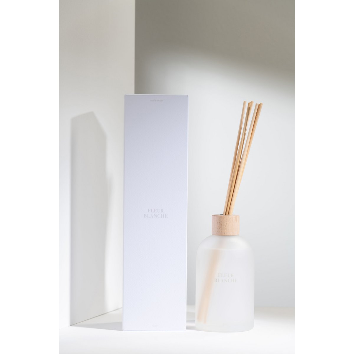 Diffuseur J-Line Fleur Blanche - mise en scène dans un salon moderne