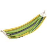 Ambiance de détente avec le hamac J-Line dans un jardin
