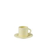 Détail de la céramique jaune de la tasse J-Line avec soucoupe