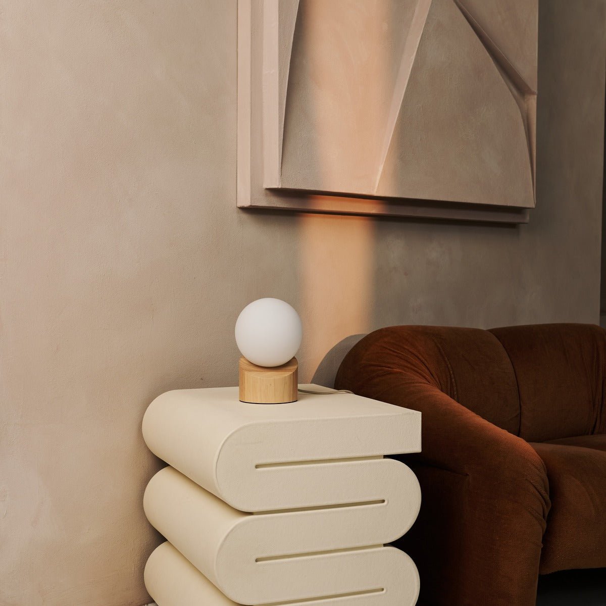 Lampe Quin allumée dans un intérieur moderne
