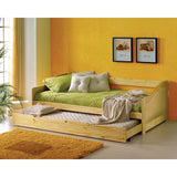 Ambiance chambre avec lit simple en bois et décoration classique