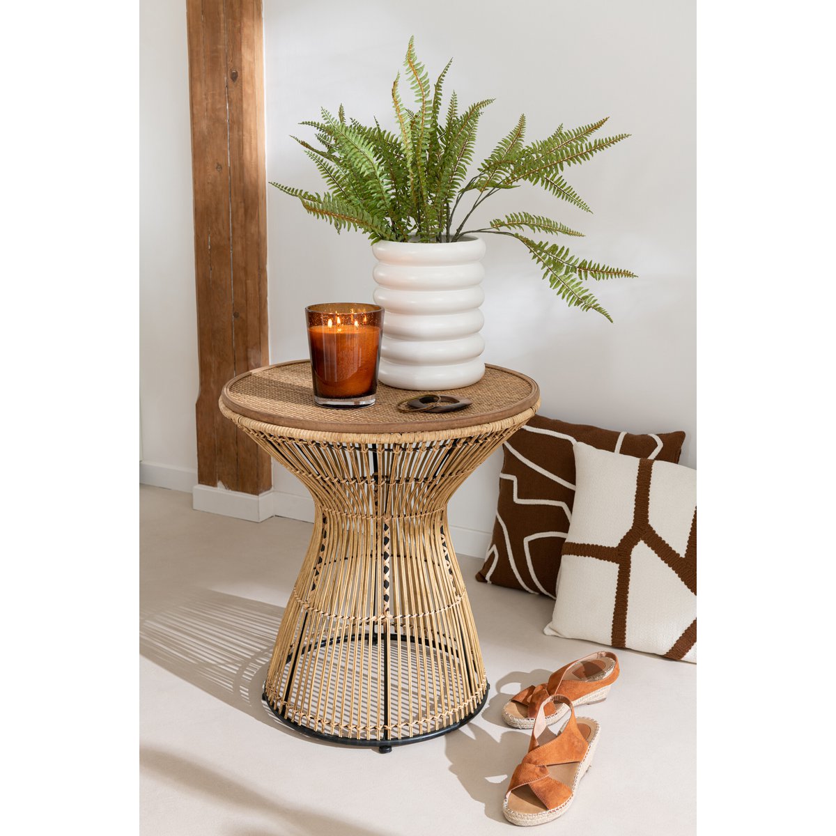 Table d'appoint J-Line Round Grooves dans un salon moderne