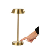 Lampe J-Line Noé sur une table moderne, ambiance cosy