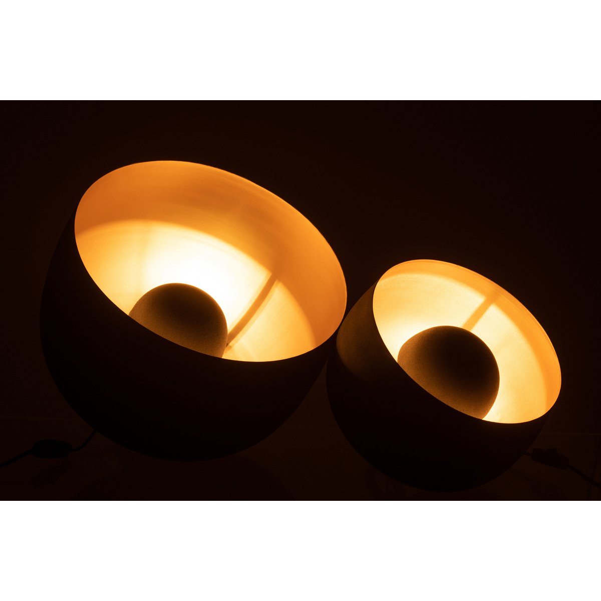 Détail du métal noir et or de la lampe J-Line Round