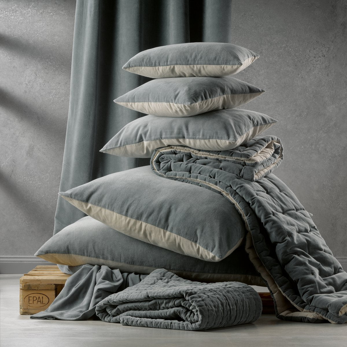 Coussin Elise Ficelle sur un canapé moderne - ambiance chaleureuse