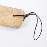 Détail de la poignée de la planche à découper Duko en bois