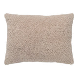 Coussin Tavira en tissu bouclé gris-marron sur un canapé