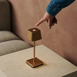 Lot de 8 lampes de table rechargeables dorées avec station de recharge