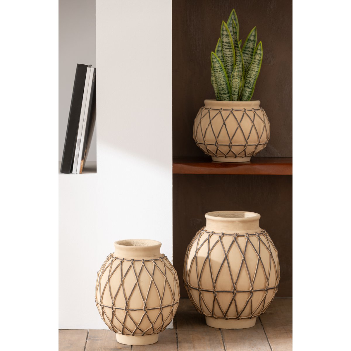 Pot de fleurs Berber en ciment beige de J-Line, vue de face