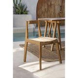 Chaise Paxi autour d'une table à manger élégante