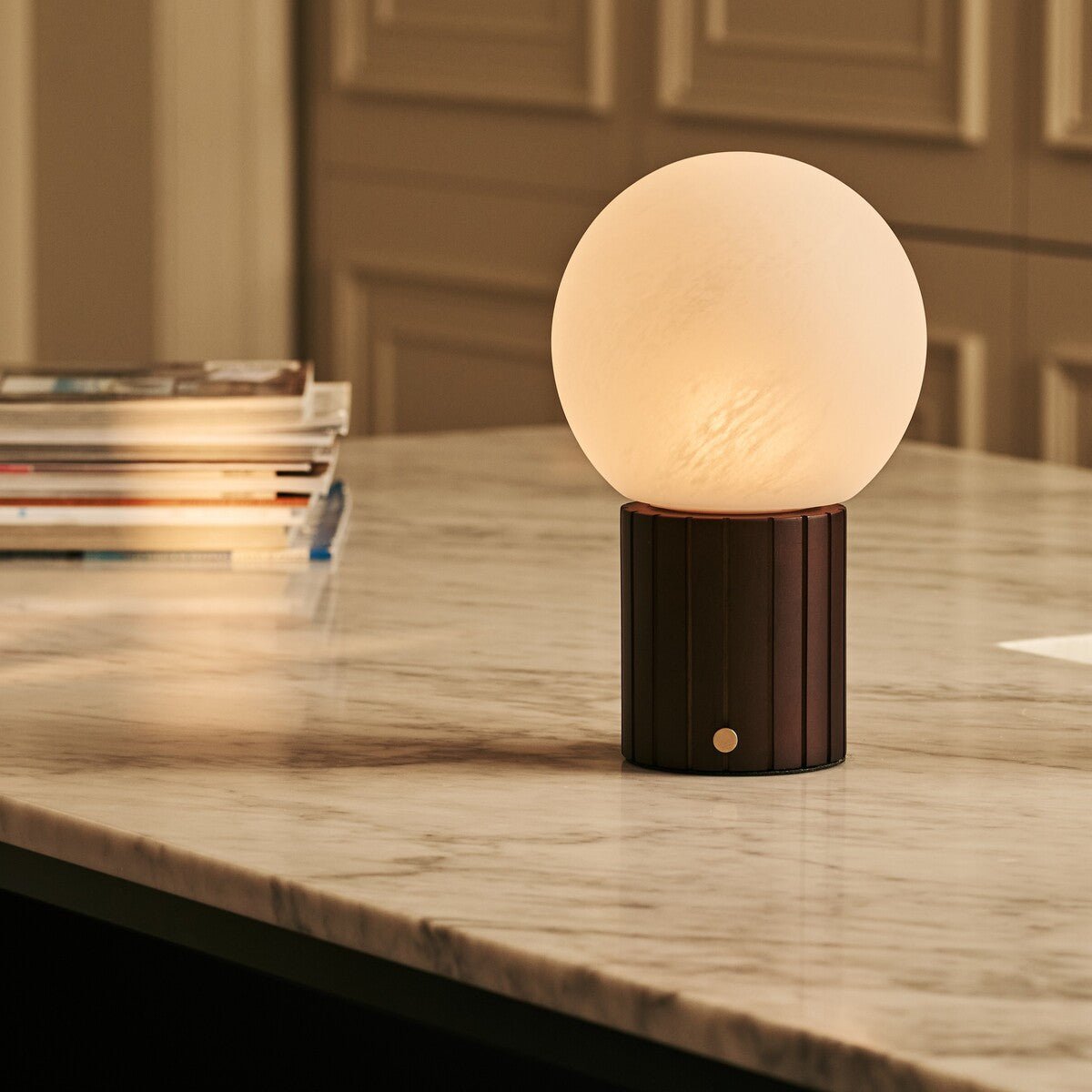 Vue de la lampe Nadine sur une table en bois