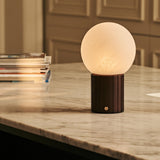 Vue de la lampe Nadine sur une table en bois