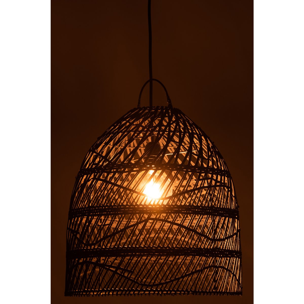 Abat-jour Waves en rotin noir, ambiance salon moderne.