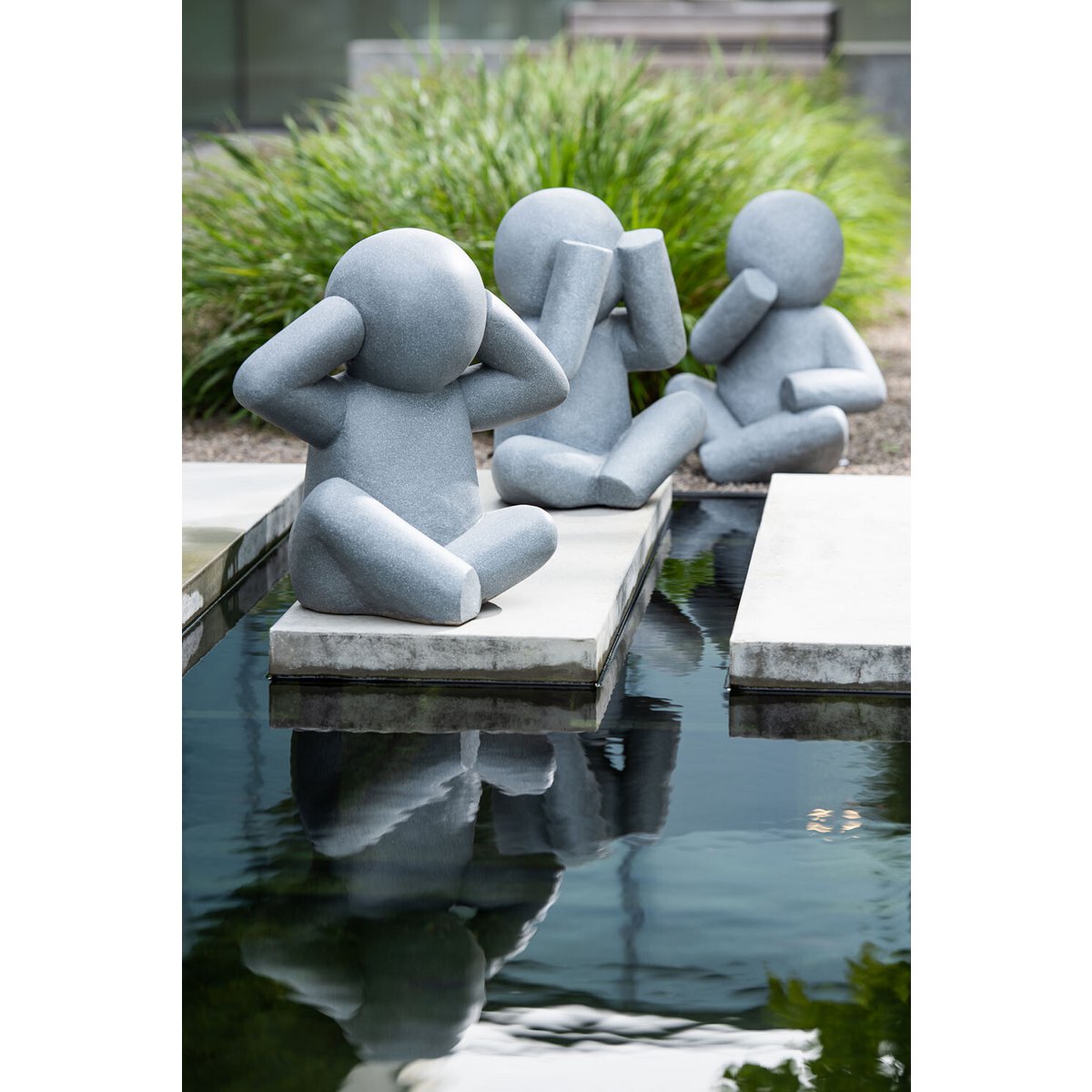 Figurine P'tit Maurice, expression 'See No Evil', en ciment gris