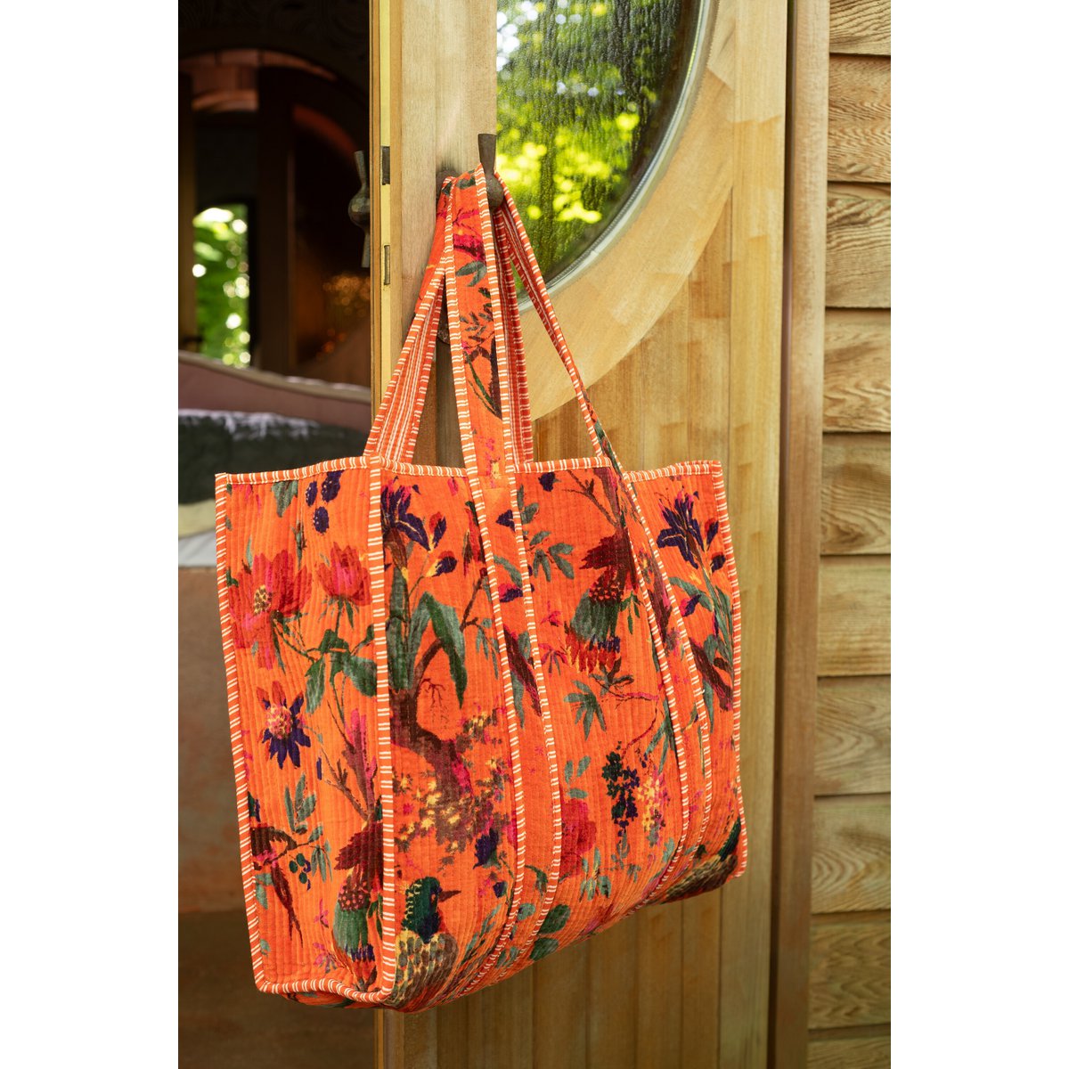 Sac d'oiseaux J-line en velours floral orange, ambiance déco