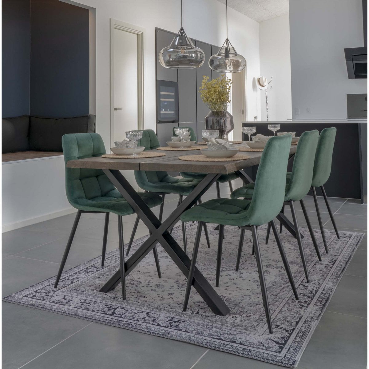 Vue latérale de la chaise Middelfart en velours vert