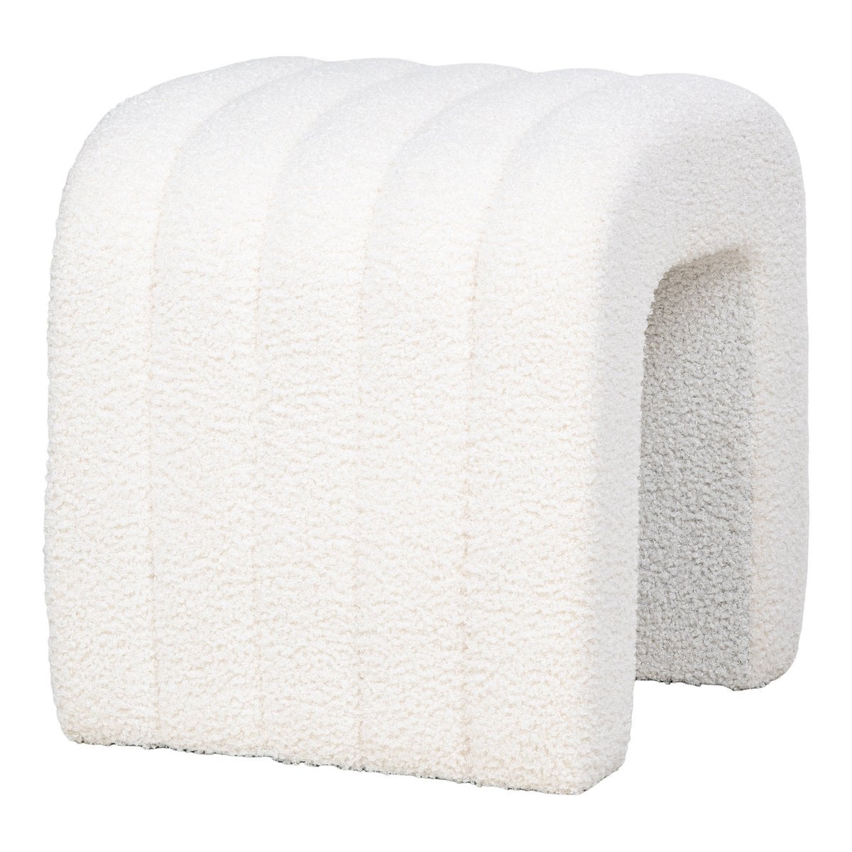 Pouf Colma blanc utilisé comme repose-pieds dans un intérieur contemporain