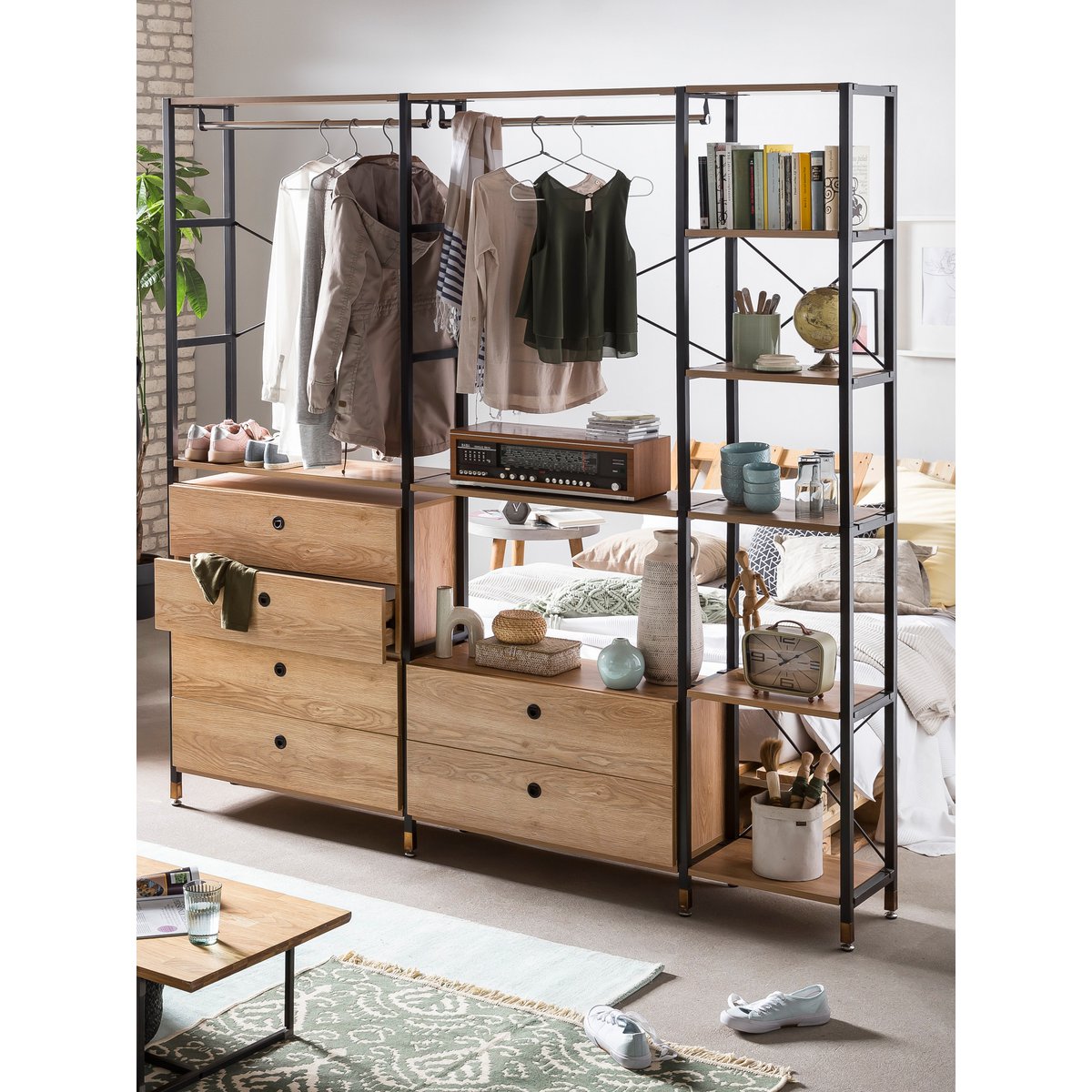 Gros plan sur les étagères en MDF décor acacia