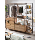 Gros plan sur les étagères en MDF décor acacia