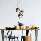 La lampe suspendue à 3 places "Korie" pendante en métal en noir, avec des versions E27, Ø30 cm, pour le salon et le bureau.