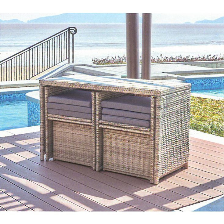Vue rapprochée de la table en verre de l'ensemble de jardin Moebilia