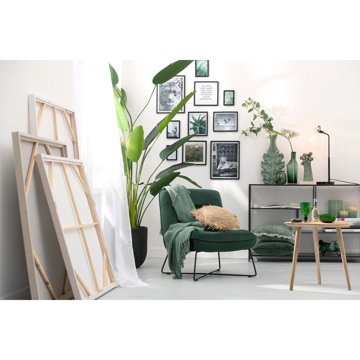 Cadre photo J-Line, accroché au mur dans un salon moderne