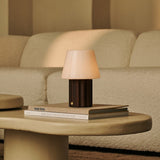 Lampe Javi allumée avec ambiance chaleureuse