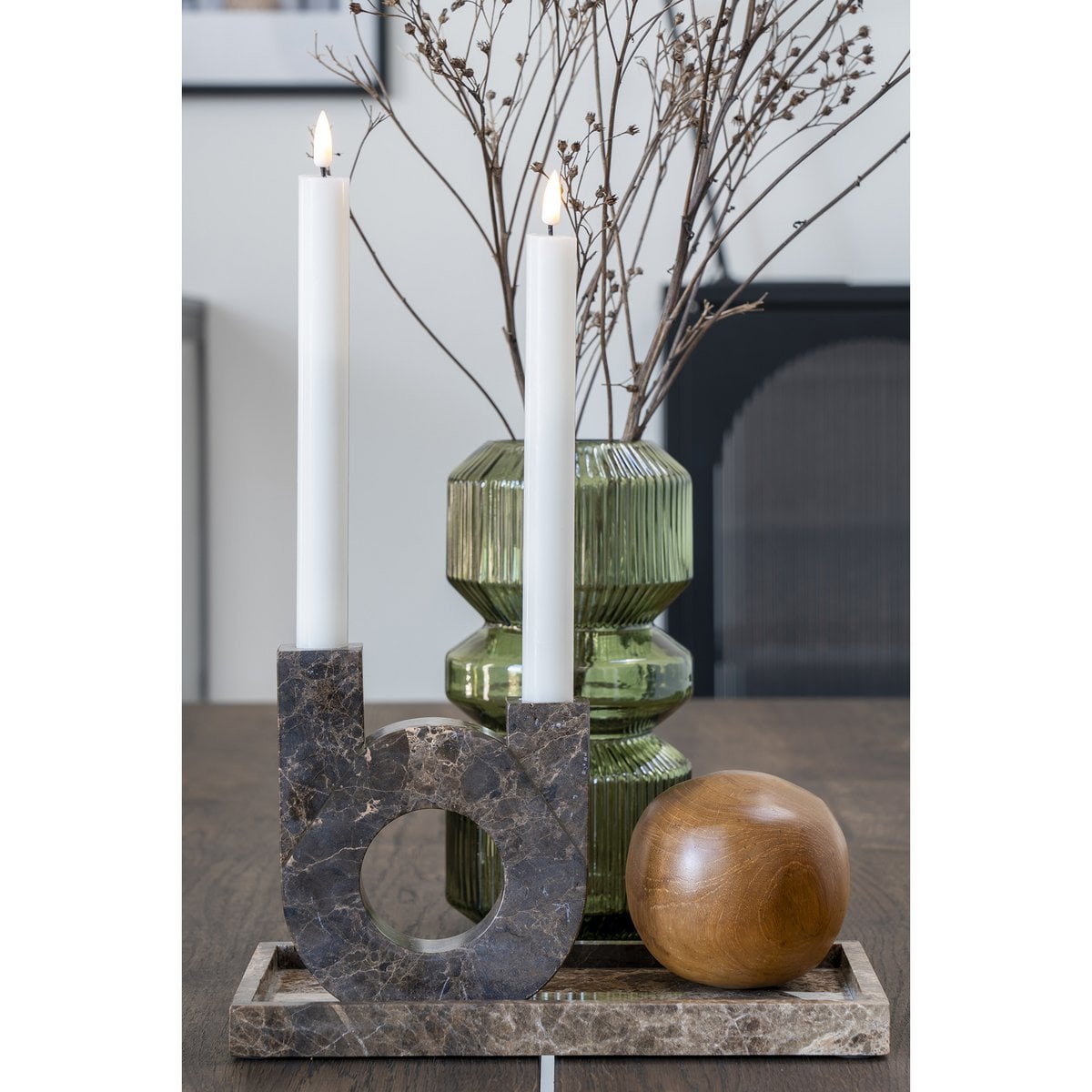 Vase en verre vert avec fleurs, illustration d'usage