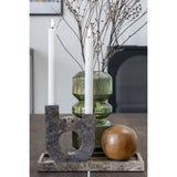 Vase en verre vert avec fleurs, illustration d'usage
