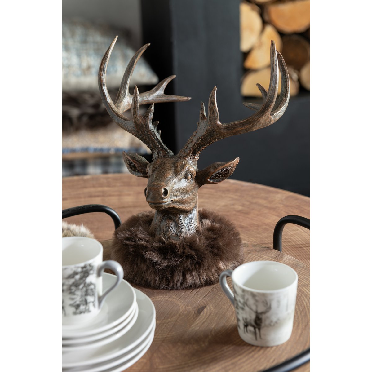 Décoration J-Line Kop Hert Bont sur une table, ajoutant du style à l'intérieur.