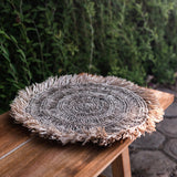 Détail du motif tressé du set de table WAISAI en raphia