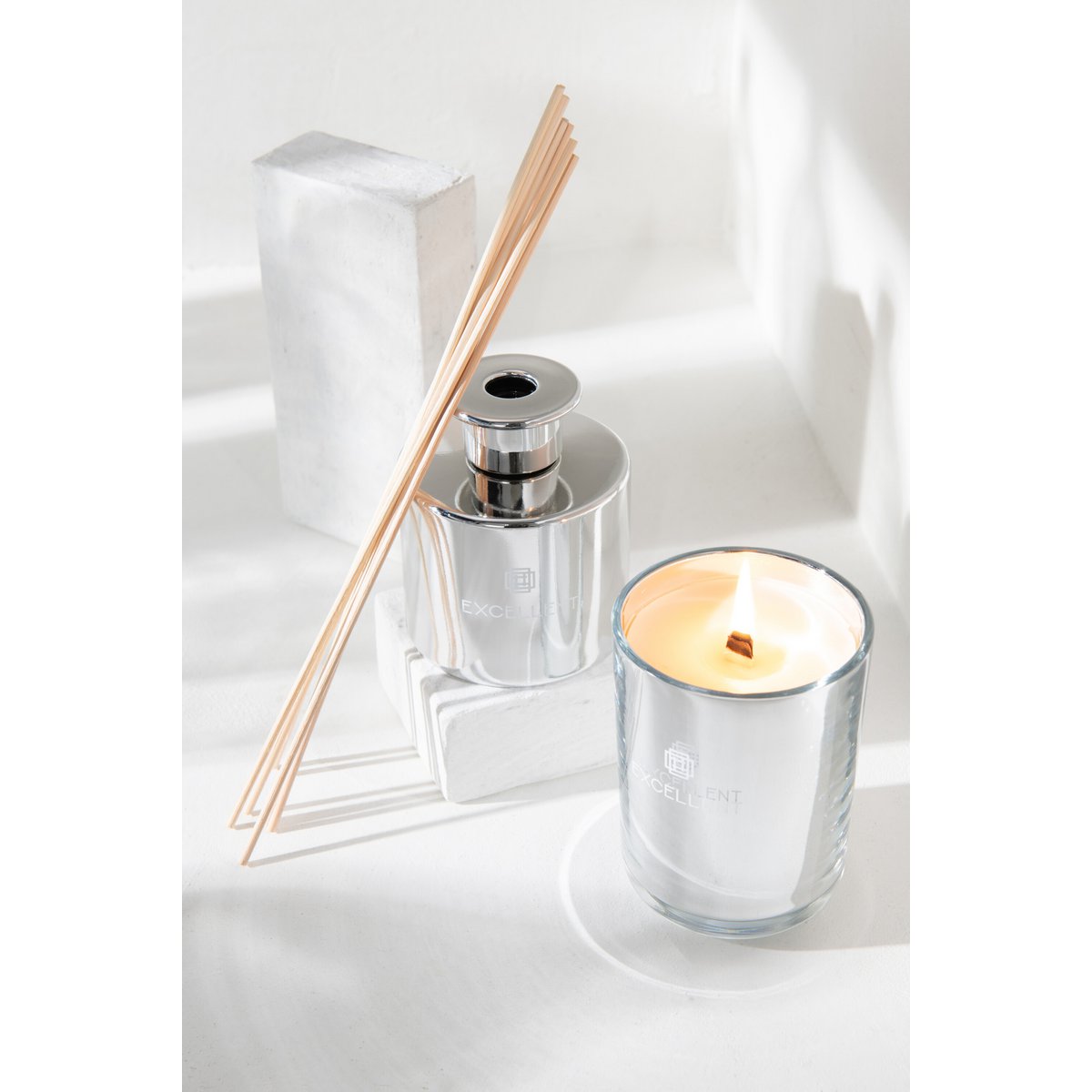 Bâtonnets parfumés J-Line Excellent sur une table en bois
