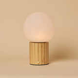 Lampe à poser rechargeable en bois marron clair
