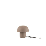 Lampe de table J-Line sur une table moderne, décor intérieur