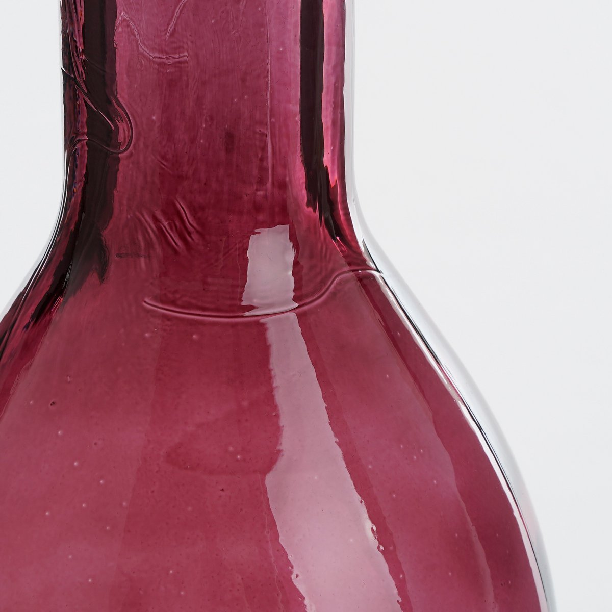 Bouteille Rioja mise en scène avec des fleurs artificielles