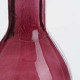 Bouteille Rioja mise en scène avec des fleurs artificielles