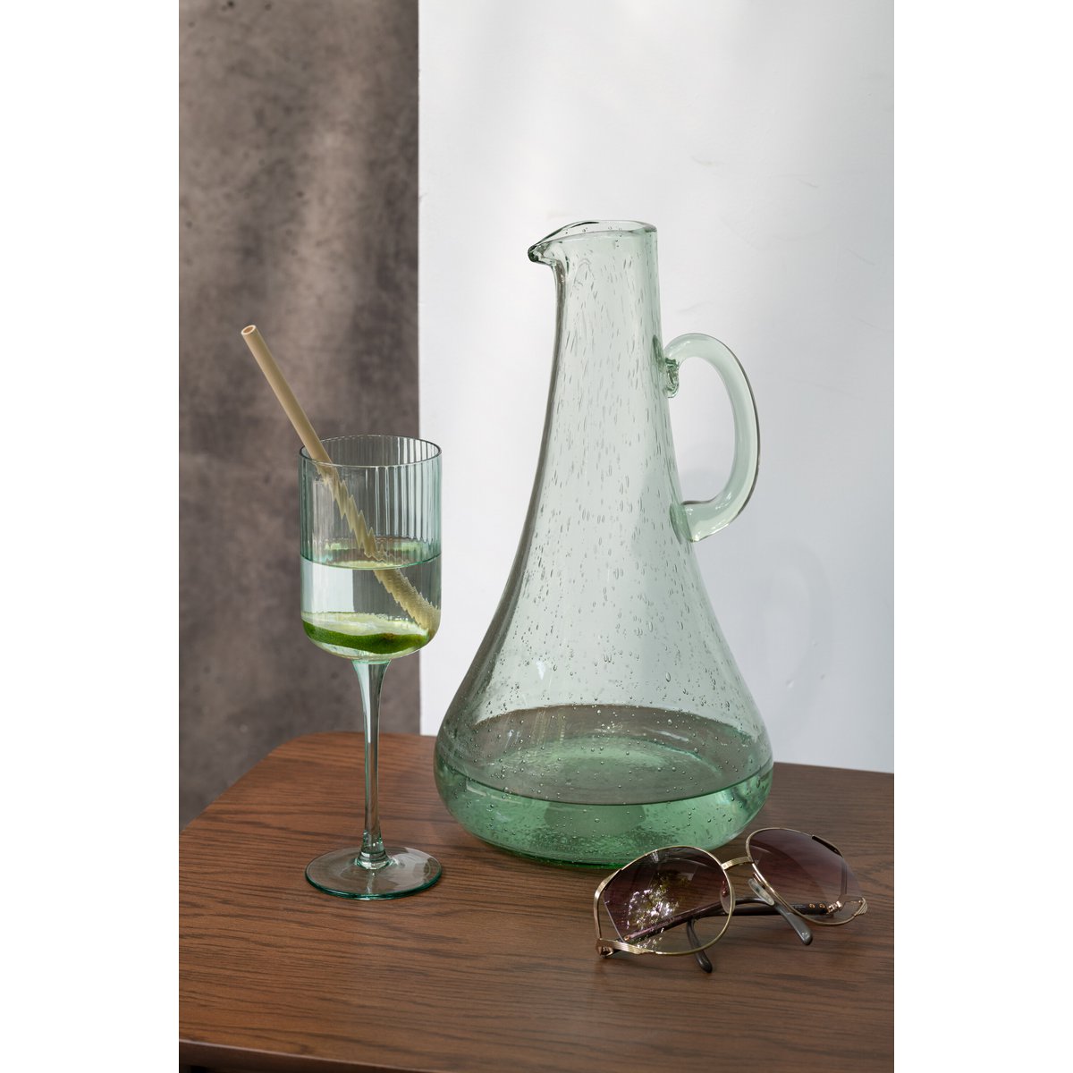 Verre à vin J-Line Ralp vert, vue de face avec élégance moderne