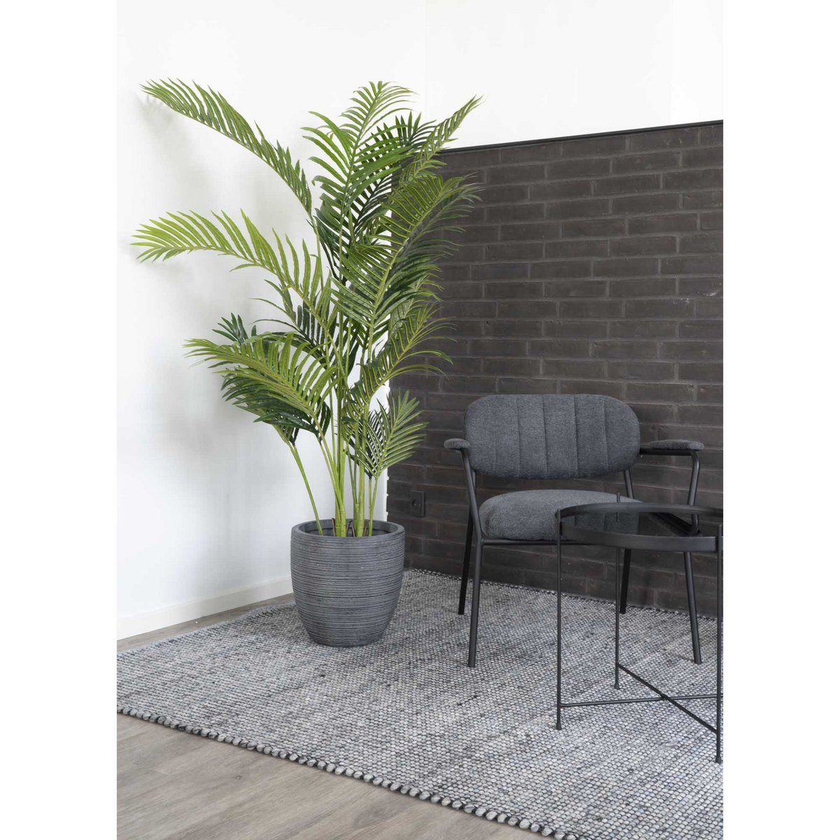 Détail des feuilles réalistes du palmier Areca artificiel